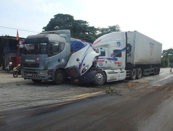 Hà Tĩnh: Hai xe đầu kéo va quệt giữa quốc lộ