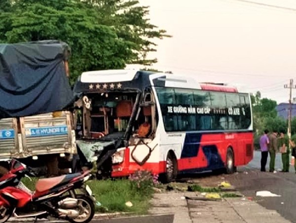 Xe tải va chạm xe khách, 1 người chết, hàng chục hành khách hoảng loạn