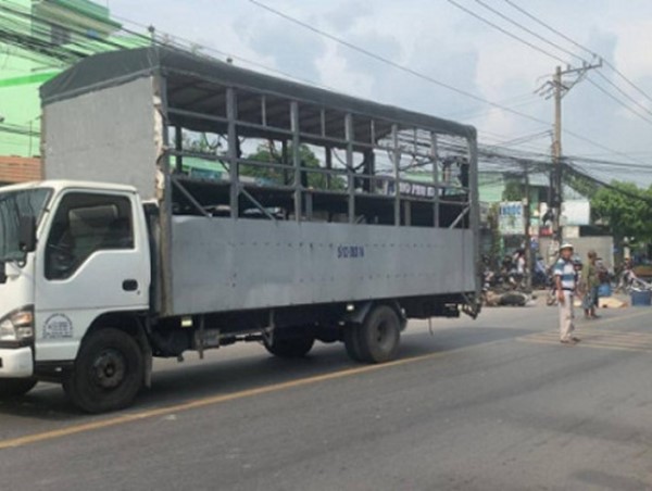 Ngã xuống đường sau va chạm, người đàn ông bị xe tải cán tử vong