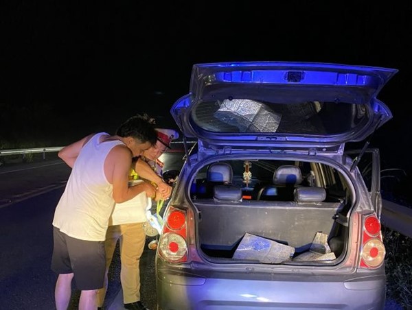 Cảnh sát giao thông mua xăng, giúp người dân trên cao tốc Nội Bài - Lào Cai