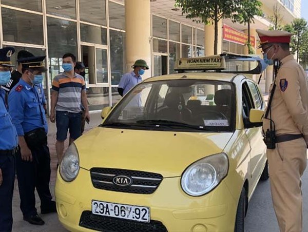 Hà Đông: Phạt 11 triệu tước phù hiệu 2 tháng với taxi tháo giám sát hành trình