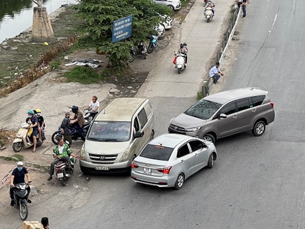 [Điểm nóng giao thông] Bến cóc đầu cao tốc Pháp Vân vẫn chưa được xử lý