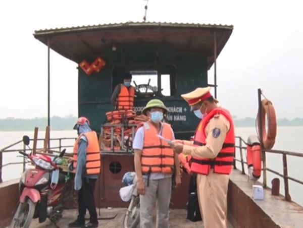 Chiến sĩ CSGT tham gia tuyên truyền phòng, chống dịch trên sông