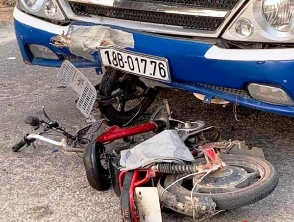 Tai nạn giao thông mới nhất hôm nay 10/5: Xe đưa đón công nhân va chạm xe đạp điện, một học sinh nguy kịch