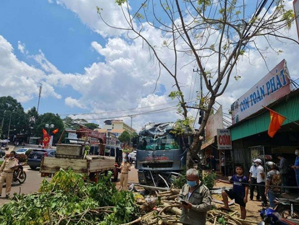 Xe đầu kéo mất lái lao lên vỉa hè khiến nhiều người hoảng loạn bỏ chạy