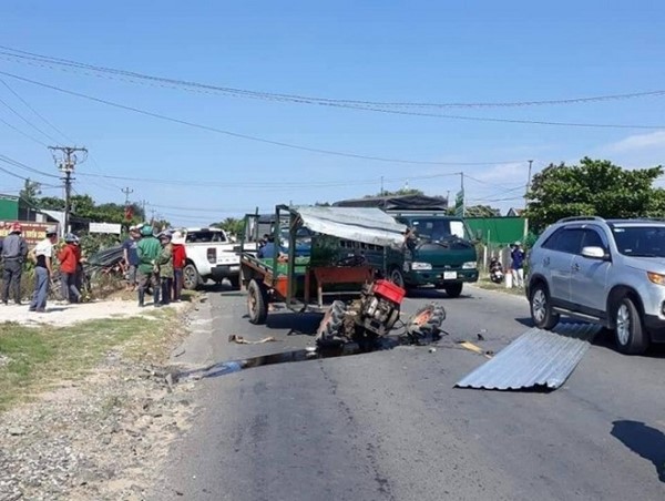 Xe bán tải tông công nông chở sắt trên Quốc lộ 26