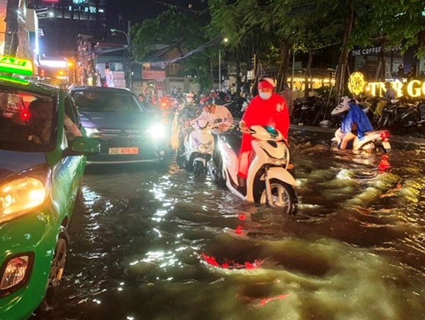 Hà Nội: Nhiều tuyến đường ngập úng sau mưa lớn
