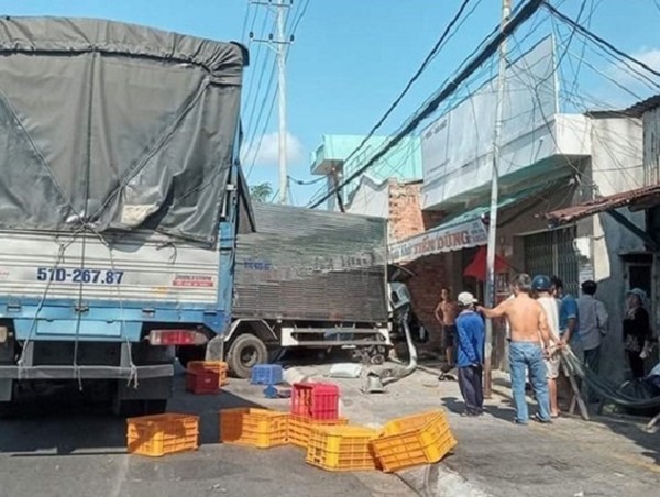 Bị đâm trực diện phía sau, xe tải húc gãy trụ điện rồi lao vào nhà dân