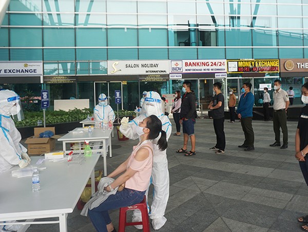 2.000 nhân viên sân bay Đà Nẵng lấy mẫu xét nghiệm Covid-19