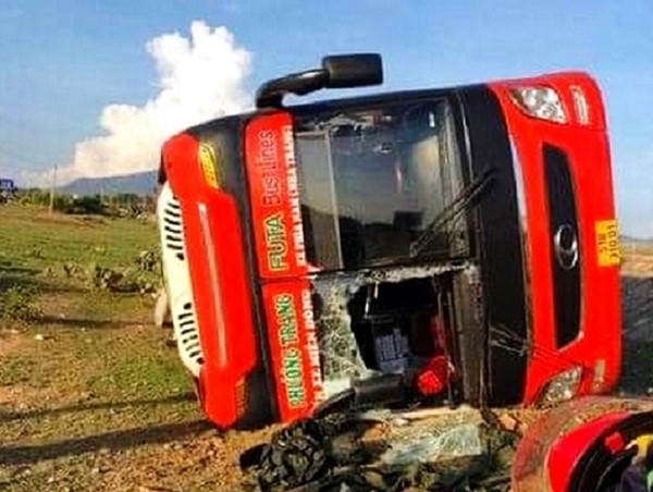 Lật xe khách ở Ninh Thuận, nhiều người bị thương