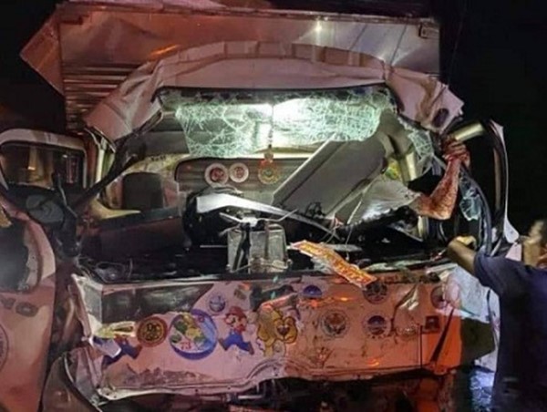 Tai nạn giao thông mới nhất hôm nay 12/5: Ô tô tải tông xe container, một phụ nữ tử vong trong cabin