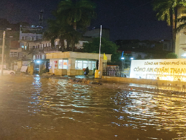 Phố Vũ Trọng Phụng: Bao giờ hết cảnh cứ mưa là ngập?