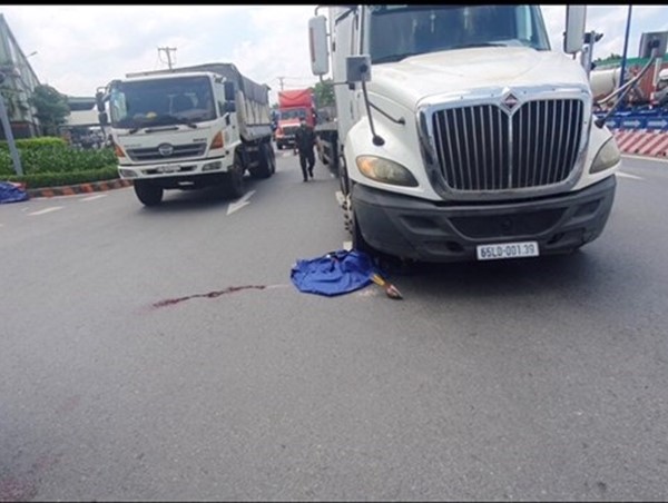 Chồng tử vong thương tâm dưới bánh container, vợ thẫn thờ ngã qụy