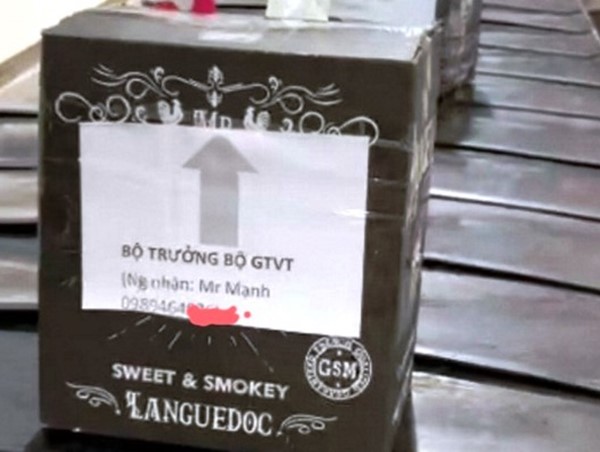 Nhân viên mạo danh Bộ trưởng Bộ Giao thông Vận tải gửi hàng qua máy bay bị đuổi việc