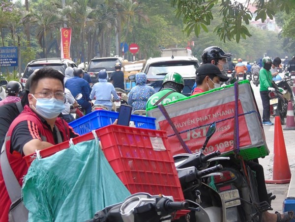 Xe ôm, taxi ế ẩm, shipper đắt khách