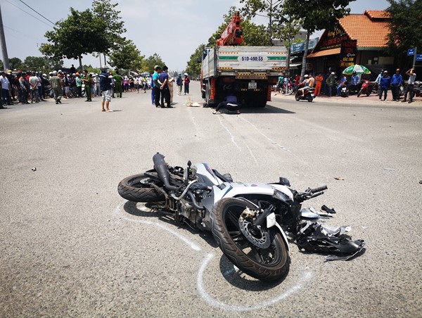 [Clip] Sang đường thiếu quan sát, người đàn ông bị xe tải ben cán tử vong