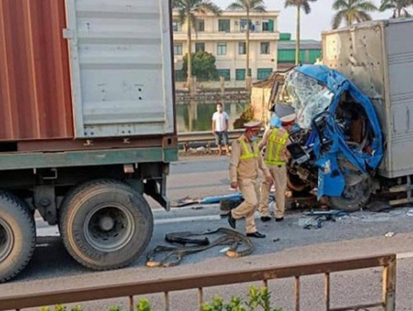 Tai nạn giao thông mới nhất hôm nay 14/5: Giải cứu tài xế ô tô tải mắc kẹt sau va chạm với xe container