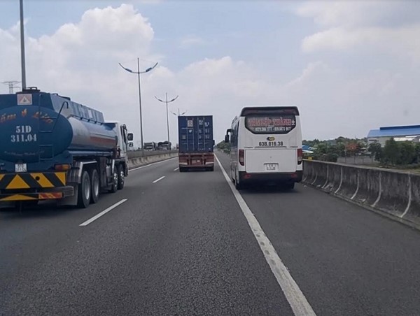 Cảnh sát giao thông phạt nguội tài xế lái xe vào làn dừng khẩn cấp trên cao tốc