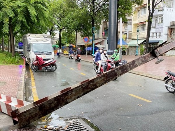 Xe tải tông sập thanh giới hạn chiều cao gầm cầu ở TP Hồ Chí Minh