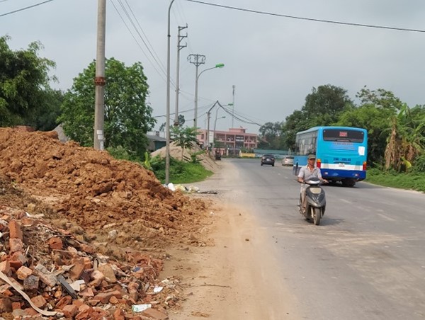 [Bạn đọc viết] Tại xã Tam Hưng, huyện Thanh Oai: Hành lang giao thông biến thành bãi vật liệu, phế thải