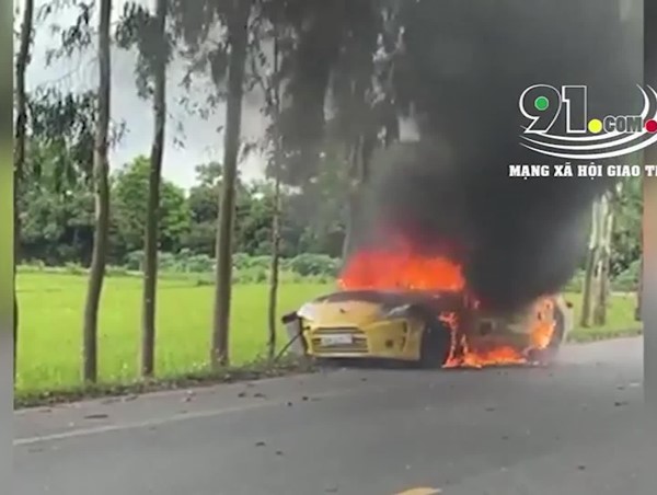 [Clip] Ô tô cháy rụi vì đâm vào cột mốc, tài xế nhập viện cấp cứu