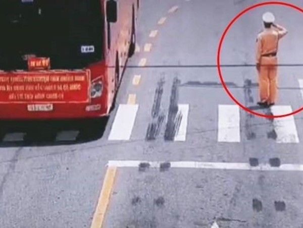 Xúc động hình ảnh CSGT đứng nghiêm chào đoàn chi viện chống dịch Covid-19 tại Bắc Giang