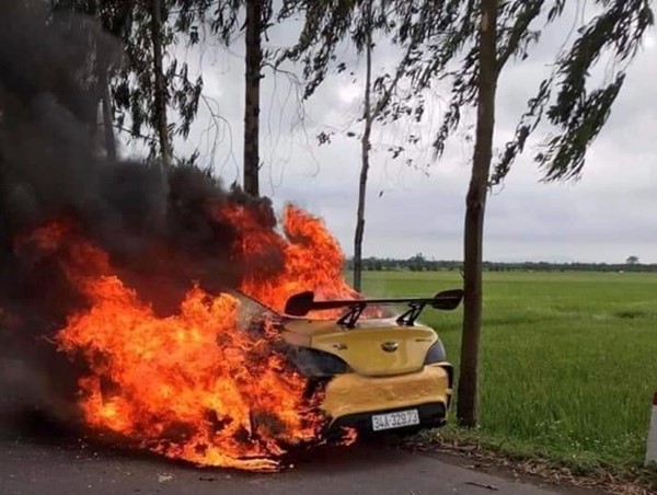 Hải Dương: Xe ô tô bị thiêu rụi, tài xế nhập viện cấp cứu