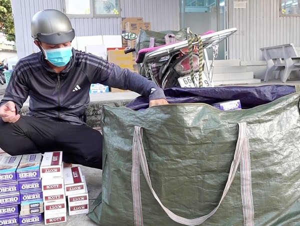 Bắt 2 đối tượng sử dụng xe mô tô vận chuyển 1.700 bao thuốc lá lậu