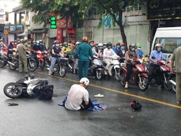 Tai nạn giao thông mới nhất hôm nay 17/5: Người cha ôm thi thể con gái gào khóc sau khi bị xe buýt cán