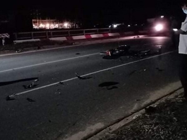 Hai xe máy đấu đầu, 1 thanh niên văng xuống đường tử vong