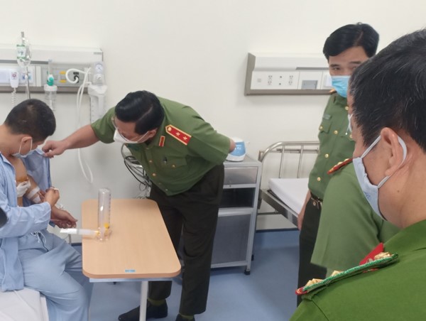 Giám đốc Công an Hà Nội thăm hỏi, trao khen thưởng cho tài xế taxi dũng cảm quật ngã tên cướp nguy hiểm