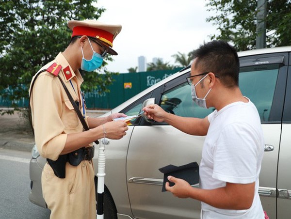 Cảnh sát tăng cường xử lý người không đeo khẩu trang khi tham gia giao thông