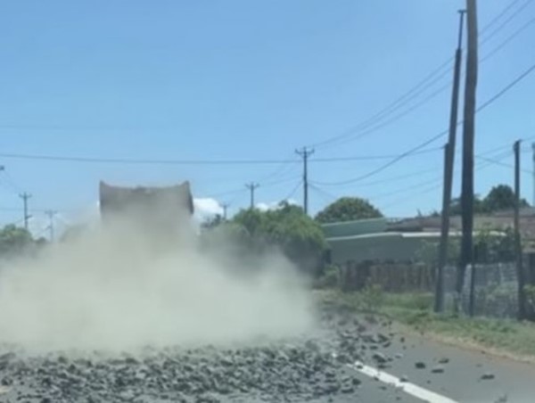 Xử lý tài xế xe tải chở đá rơi vãi trên đường