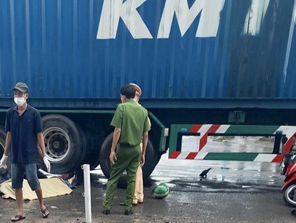 Nữ sinh tử vong, tài xế mặc áo Grab nguy kịch sau va chạm với xe container