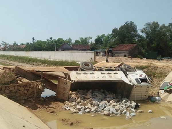 Gãy cầu tạm, xe tải chở đá rơi xuống kênh