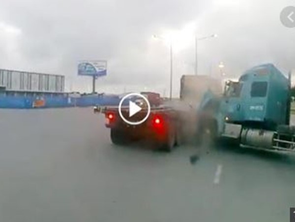 [Clip] Khuất tầm nhìn, container bị đâm toác đầu xe