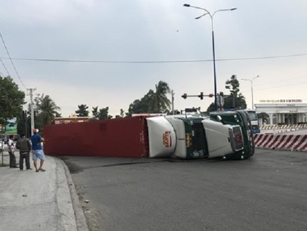 Ôm cua gấp, xe container chở 12 tấn sắt lật nhào trong KCN Sóng Thần