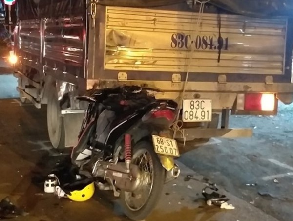 Tai nạn giao thông mới nhất hôm nay 19/5: Nam thanh niên tử vong sau cú tông vào đuôi xe tải