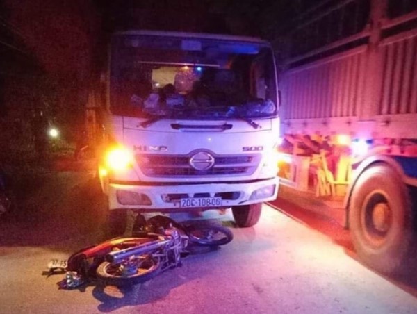 Bắc Kạn: Xe máy đấu đầu xe tải khiến 1 người tử vong