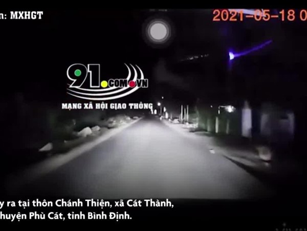 Không lo bị cướp lúc nửa đêm, tài xế giúp em bé 2 tuổi lang thang ngoài đường vắng