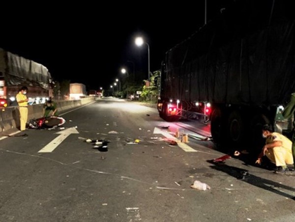 Tai nạn giao thông mới nhất hôm nay 20/5: Tông vào đuôi xe đầu kéo đang đậu, 3 thiếu nữ thương vong