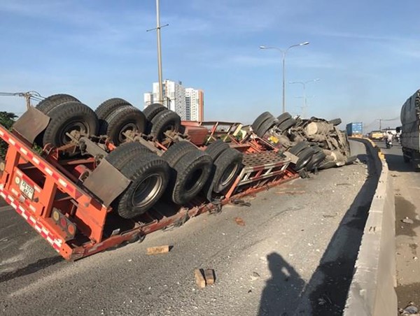 Xe đầu kéo lật ngửa khi đang lưu thông