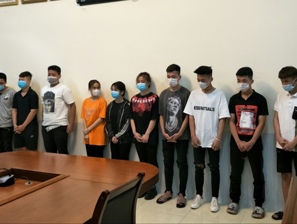 Bắt giữ 10 "quái xế" nam nữ gây náo loạn đường phố Hà Nội trong đêm khuya