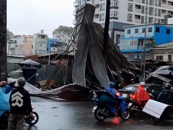 Lốc cuốn mái tôn ở bãi xe bay qua đường ở quận 10