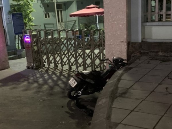 Tự lao xe máy vào vỉa hè, người đàn ông tử vong trên đường đi cấp cứu