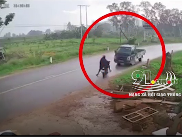 Vào cua tốc độ cao, xe tải mất lái tông trực diện xe máy