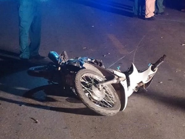 Tai nạn lúc nửa đêm, ô tô “bay” xuống ruộng tài xế kẹt phía trong