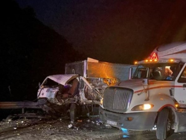 Hai ô tô va chạm trên Quốc lộ 6: Tài xế xe tải trọng thương, giao thông ùn tắc