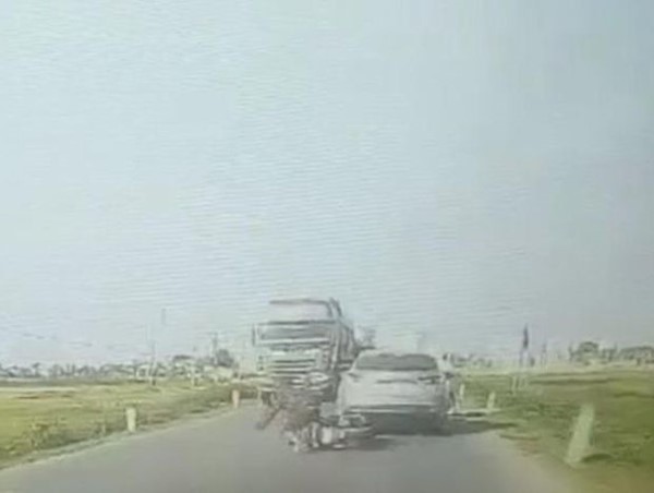 [Clip] Nam thanh niên thoát chết thần kỳ dưới bánh xe ben