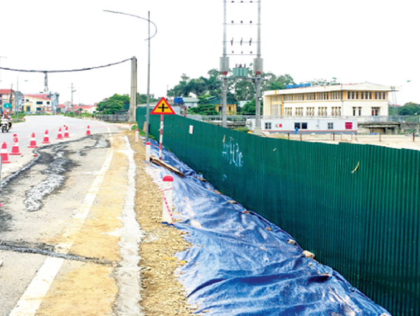 Sớm khắc phục sự cố nứt đê sông Hồng